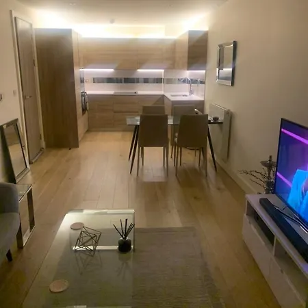 Stunning 2 Bed Penthouse Canning Town